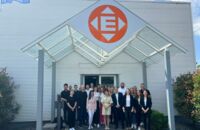 Gruppenfoto mit Macromedia vor dem Haupteingang von ELSEN