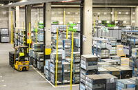 Warentransport in Lagerhalle