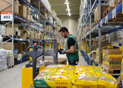 Ein Logistikmitarbeiter kommissioniert die Ware des Kunden Seramis.