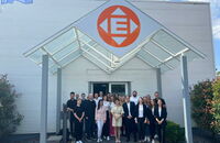 Gruppenfoto mit Macromedia vor dem Haupteingang von ELSEN