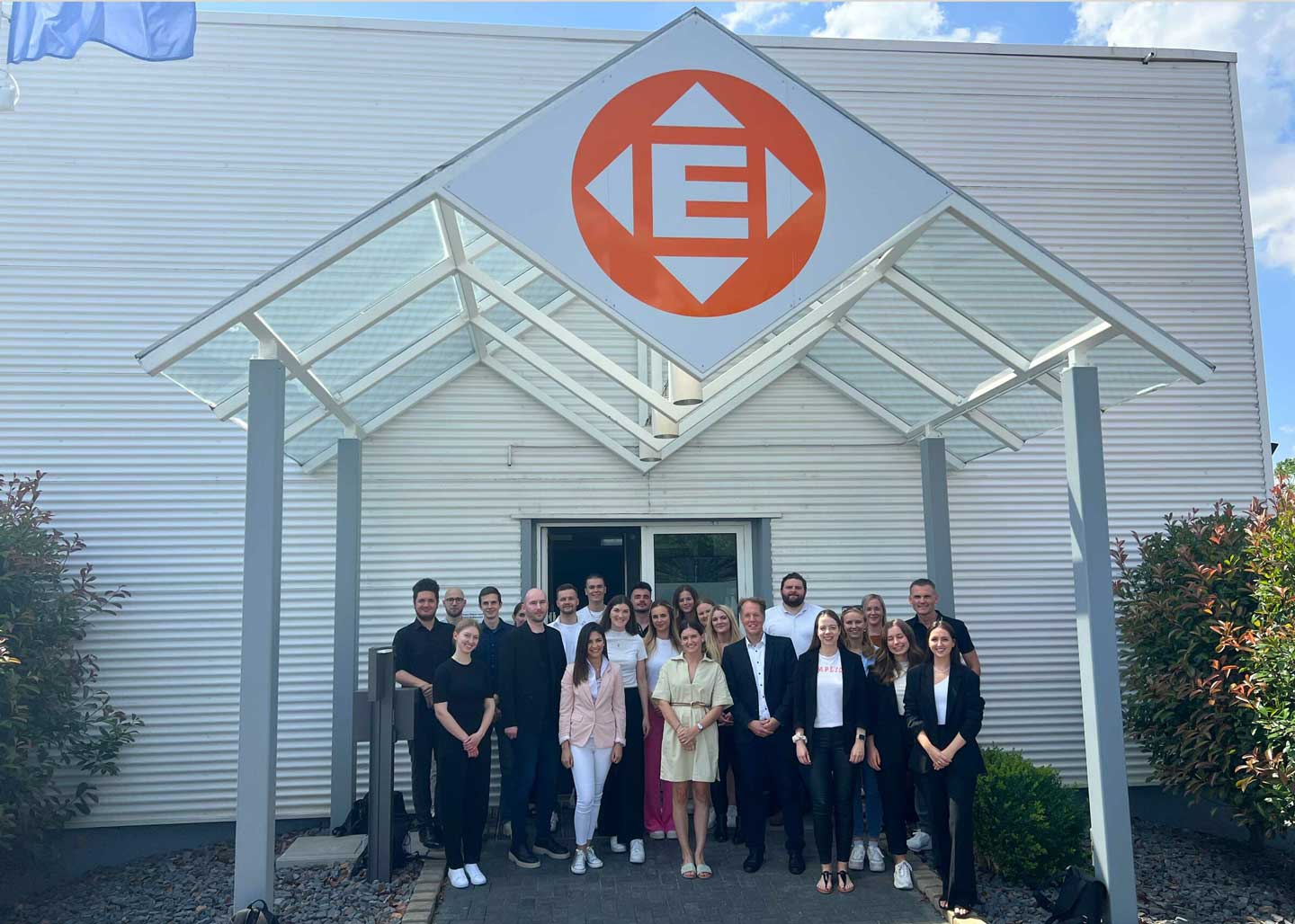 Gruppenfoto mit Macromedia vor dem Haupteingang von ELSEN